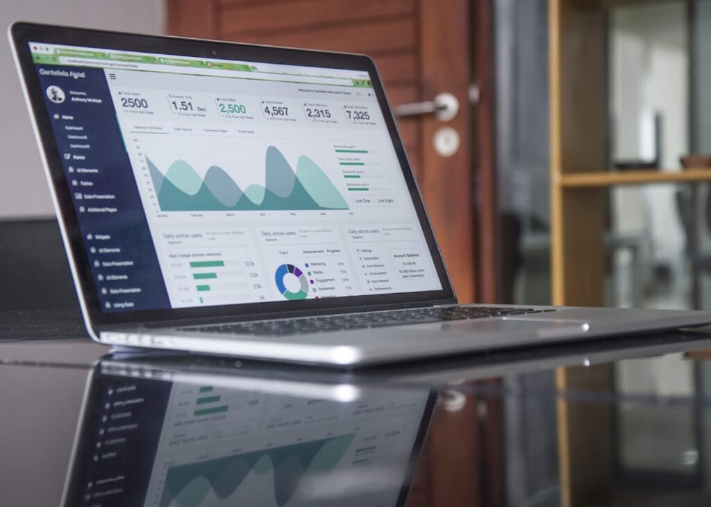 Tableau de bord CRM affichant indicateurs de pipeline commercial et courbes de performance pour une PME B2B