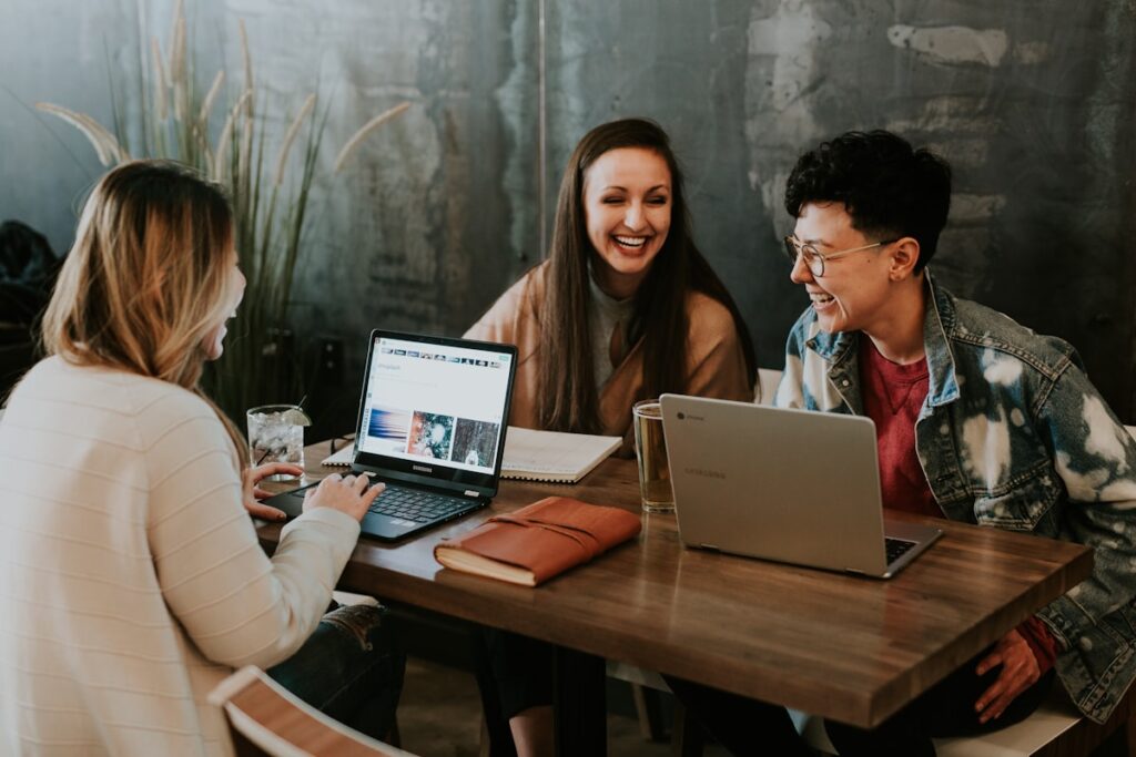 Équipe de dirigeants en session de travail pour recentrer l'offre commerciale de l'entreprise