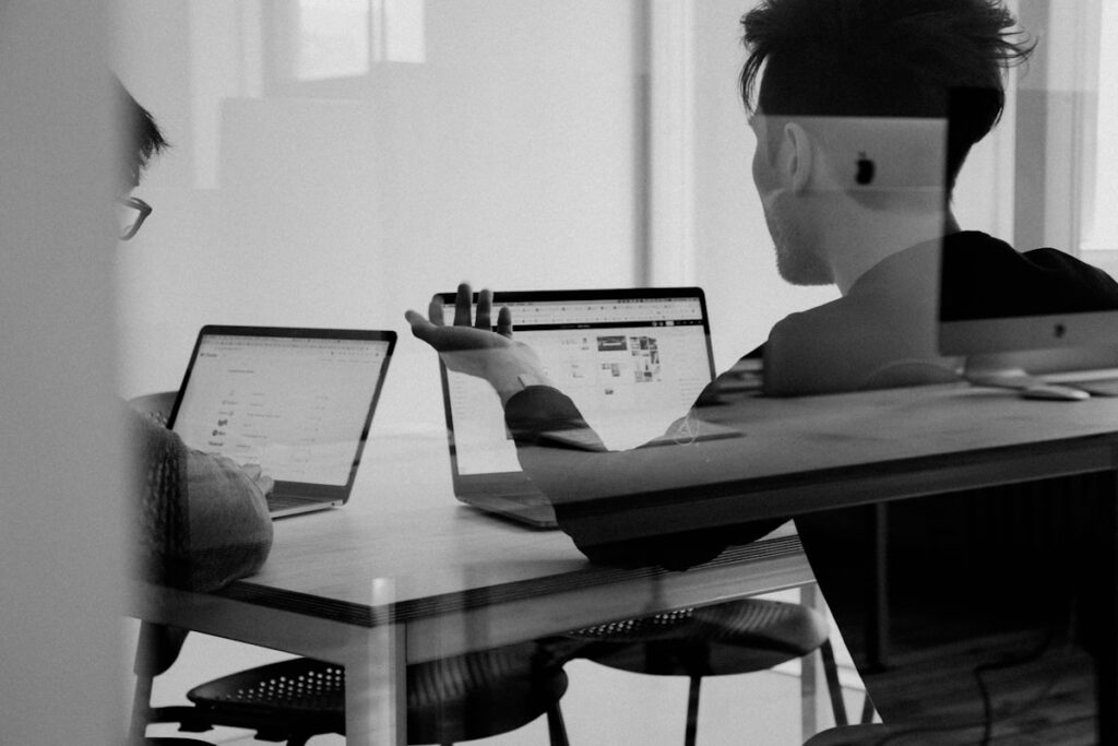 Dirigeant de PME B2B en appel de prospection depuis son bureau