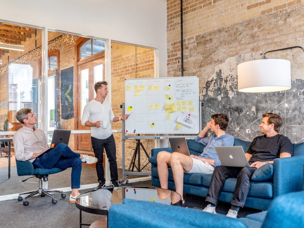 Dirigeant B2B en train de formuler sa proposition de valeur sur un tableau blanc