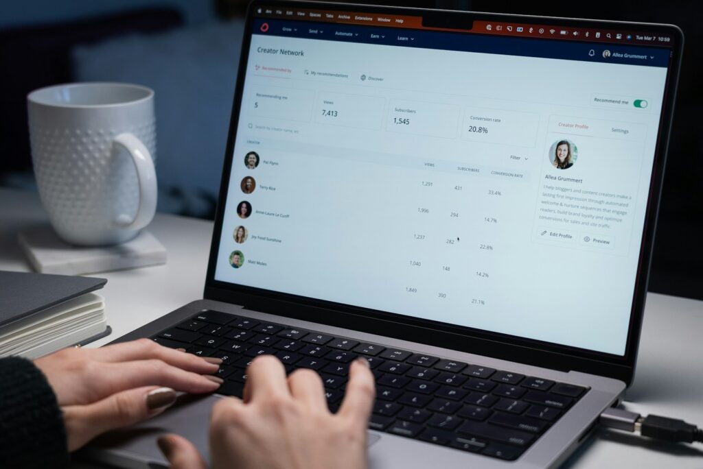 Dirigeant qui consulte un tableau de bord de contacts B2B enrichis sur un ordinateur portable.