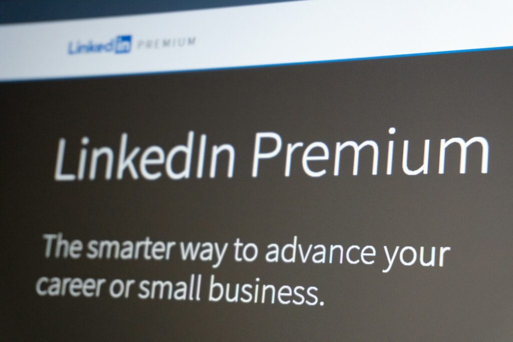 Page LinkedIn Premium affichée à l écran, version utilisée par les dirigeants de PME pour structurer leur prospection B2B