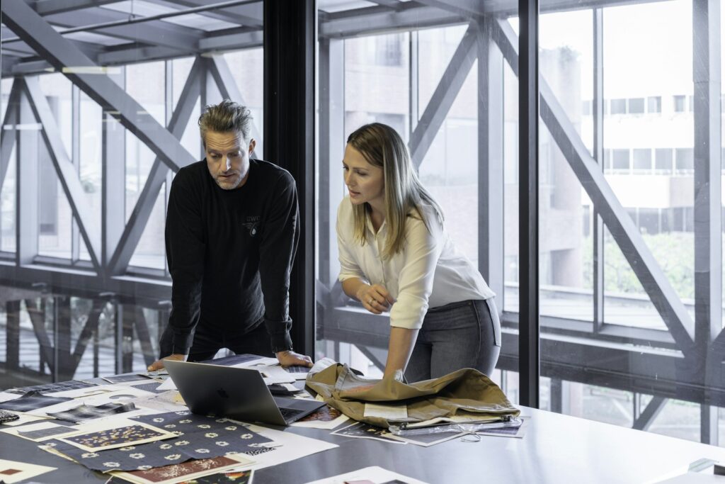 Deux dirigeants de PME passent en revue leur plan de développement commercial autour d'un ordinateur portable