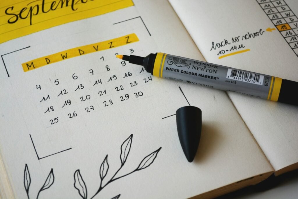 Un agenda de septembre annoté au marqueur pour planifier la reprise de la prospection à la rentrée