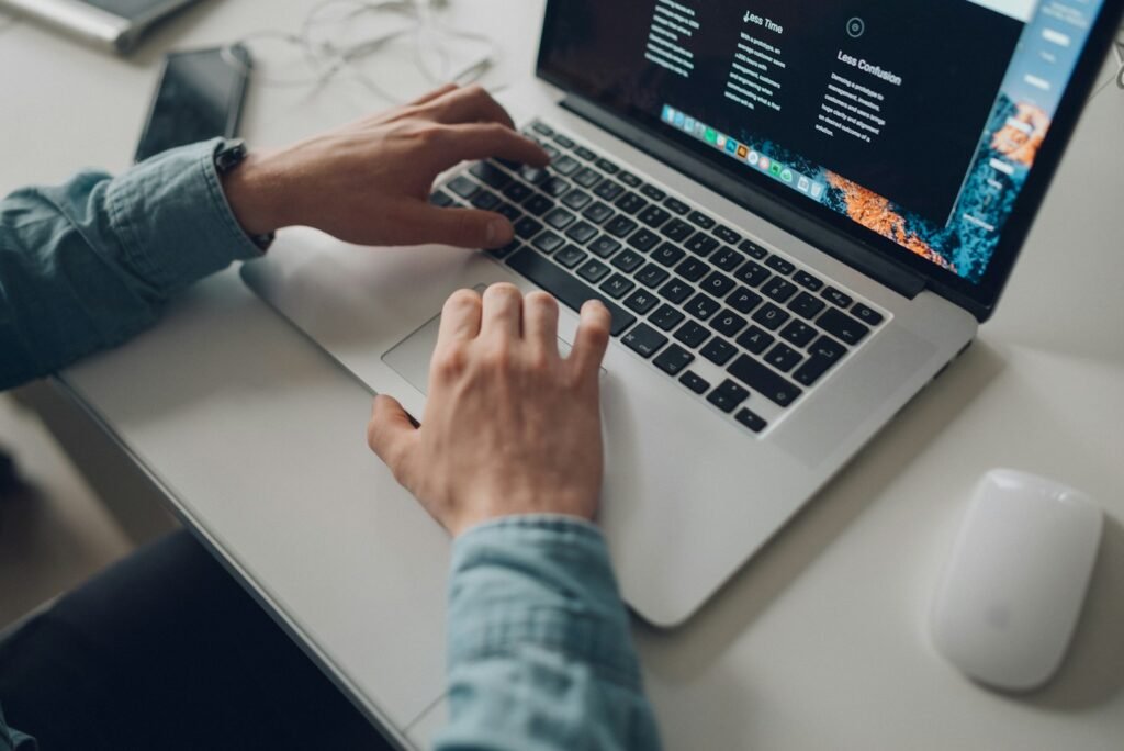 Dirigeant B2B qui vérifie sur son écran d ordinateur si les moteurs IA citent son entreprise